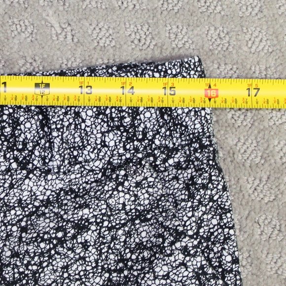 Calvin Klein Size 4 Black and White Stretch Shorts - Picture 3 of 6